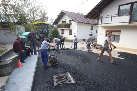 PODSLIVNICA  ASFALTIRANJE CESTE SKOZI VAS 04 FOTO LJUBO VUKELIČ